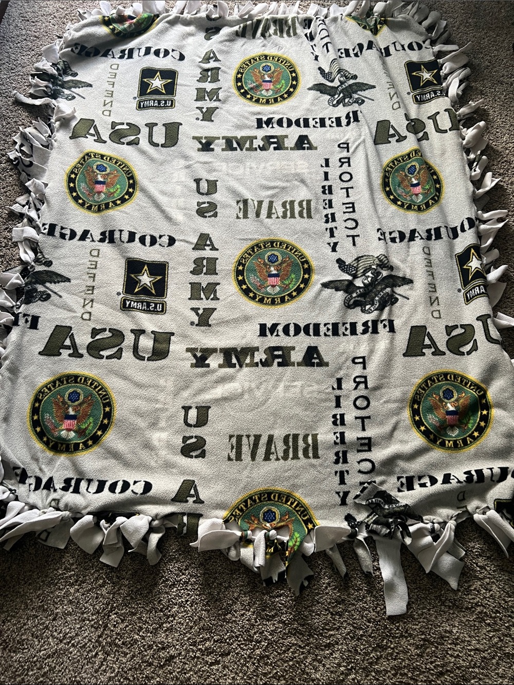 U.S. Army White & Green Fleece Tie-Blanket with Military Seals